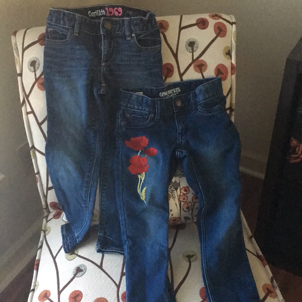 2 pairs size 5 toddler jeans.